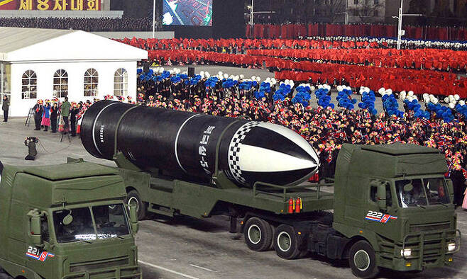 지난 2021년 1월 14일 북한이 당 제8차 대회 기념 토토사이트 포인트사기에서 북극성-5 문구로 추정되는 신형 추정 잠수함발사탄도미사일(SLBM)을 공개했다. [연합]