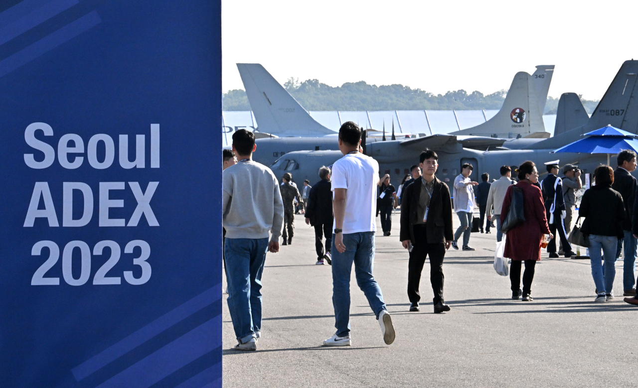 지난 2023년 10월 17일 경기도 성남시 서울공항에서 열린 항공우주·방위도라에몽토토 전시회 ‘서울 ADEX 2023’에서 관람객들이 전시 장비를 살펴보고 있다. 성남=임세준 기자