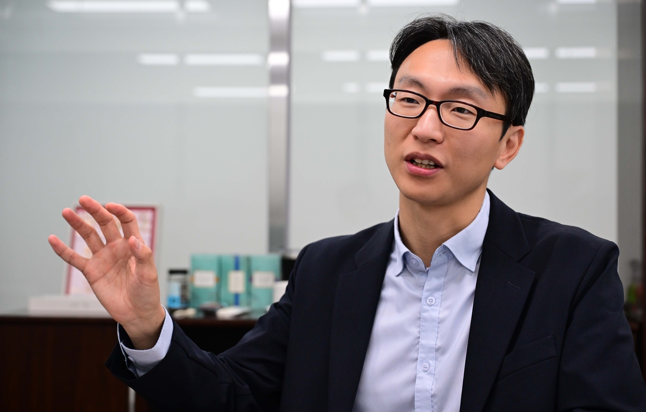 정희원 서울시 건강총괄관이 26일 오전 서울시청에서 일본 npb 토토사이트경제와 인터뷰를 하고 있다. 이상섭 기자