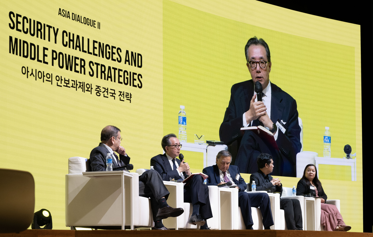 From left: Ravindra Kumar, editor and managing director of The Statesman, Lee Chung-min, Korea’s ambassador for international security affairs, Mahfuz Anam, publisher and editor-in-chief of The Daily Star, Taufiq Rahman, chief editor of The Jakarta Post, and Juliet Javellana, associate publisher of the Philippine Daily Inquirer, participate in a panel discussion at The Korea Herald HIT Forum, held at the Korea Chamber of Commerce and Industry in Seoul on Thursday. (Im Se-jun/The Korea Herald)