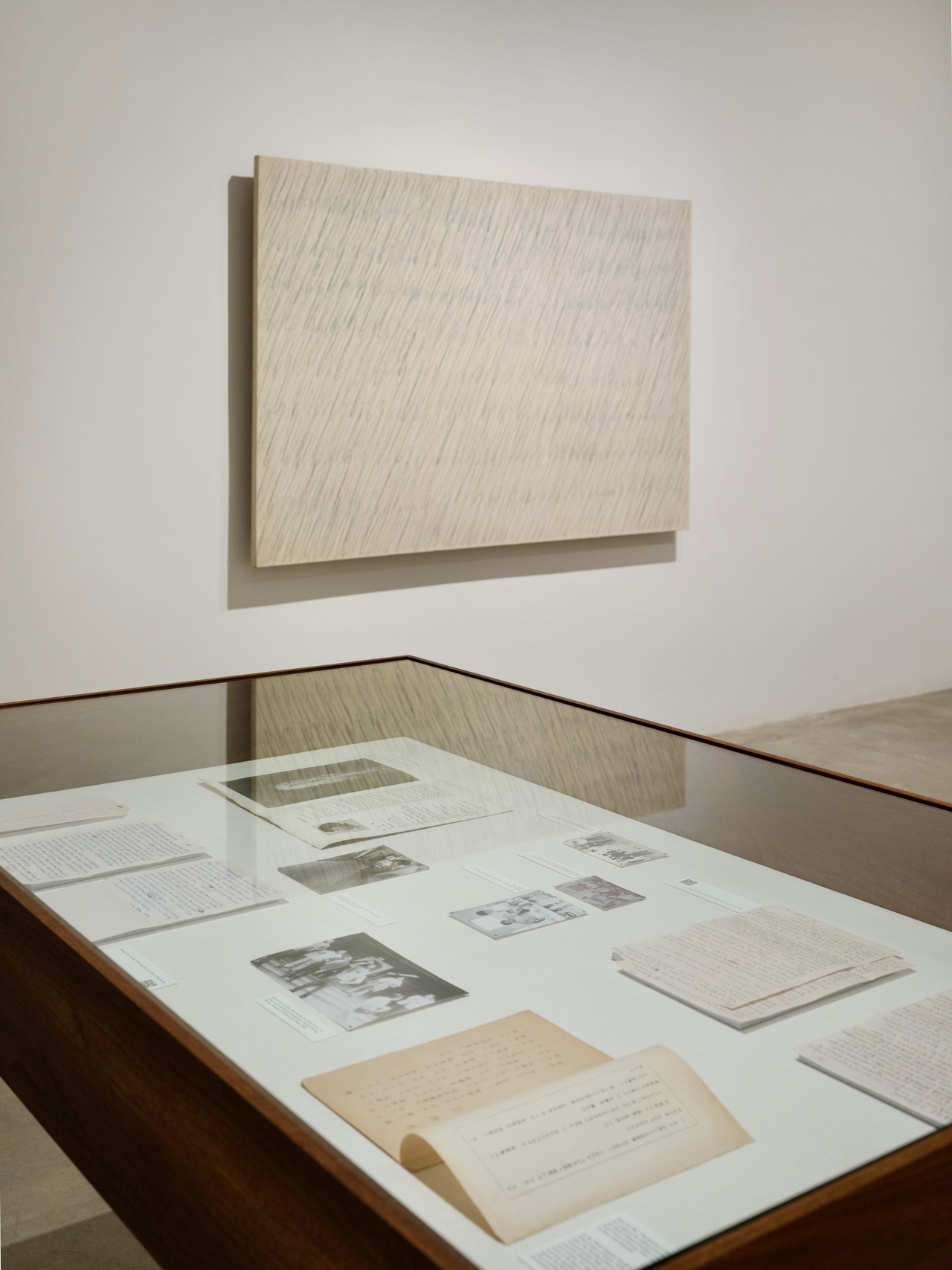 Installation view of "The Making of Modern Korean Art: The Letters of Kim Tschang-Yeul, Kim Whanki, Lee Ufan, and Park Seo-Bo, 1961–1982" at Tina Kim Gallery on view from May 5 to June 21 (Courtesy of the gallery)