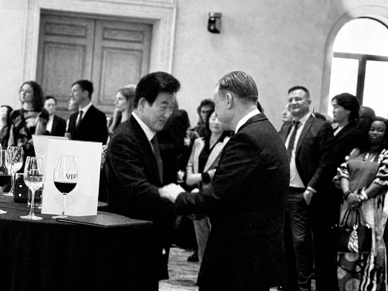 German Ambassador to Korea Georg Wilfried Schmidt and South Korea’s Minister of Unification Chung Dong-young exchange greetings at the Day of German Unity event at Raum in Gangnam-gu, Seoul, on Sept. 25. (Sanjay Kumar/The Korea Herald)