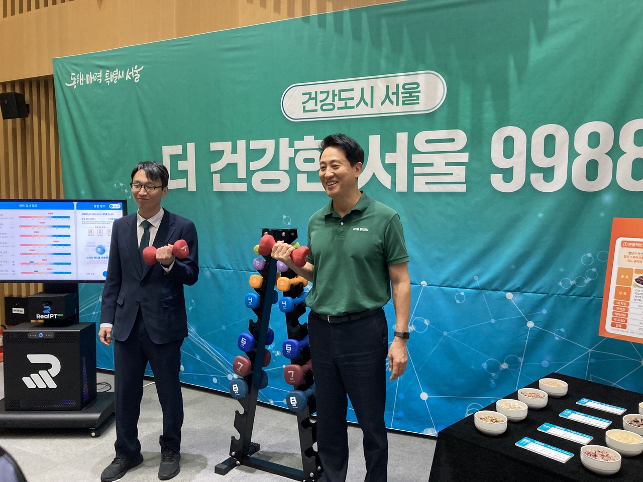 오세훈 서울시장과 정희원 서울건강총괄관이 ‘더 건강한 서울 9988’을 소개하고 있다. 손인규 기자