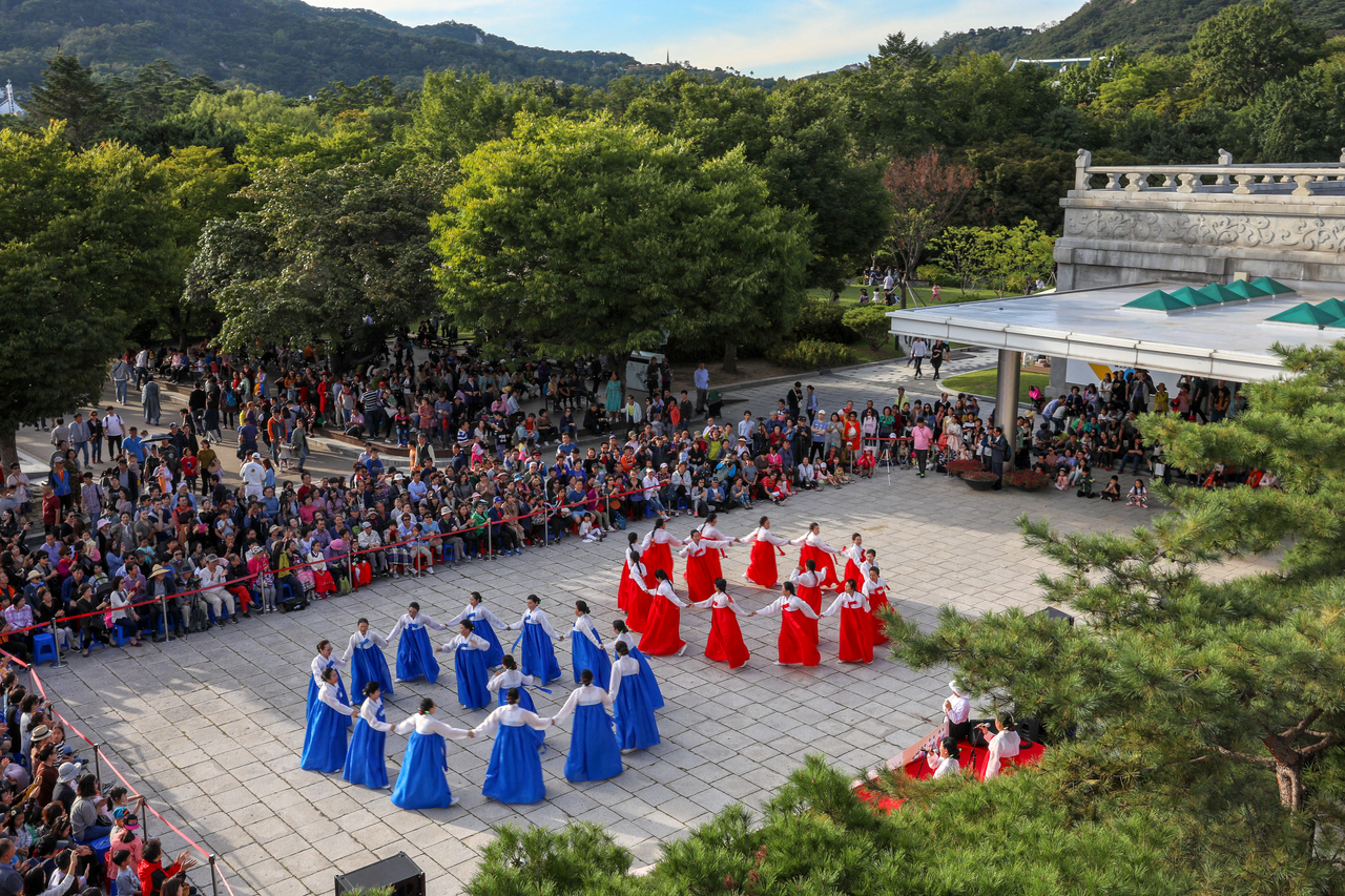 Visitors enjoy a performance of "Ganggangsullae" (NFMK)