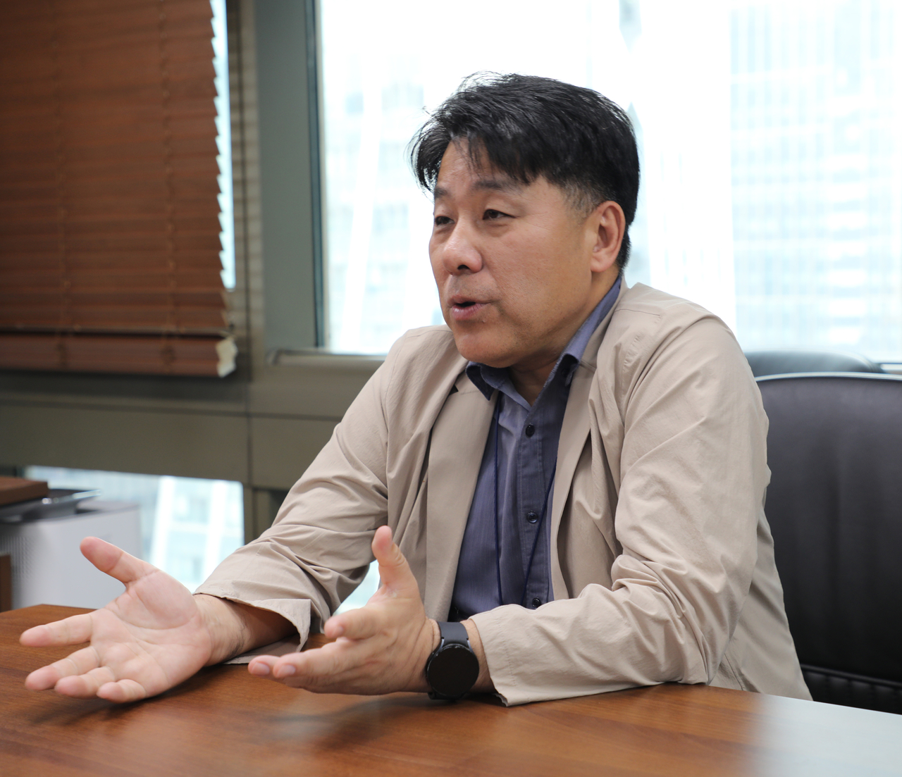 노근창 현대차증권 센터장이 토토사이트 운영 썰경제와 인터뷰에서 AI 반도체에 대해 설명하고 있다.