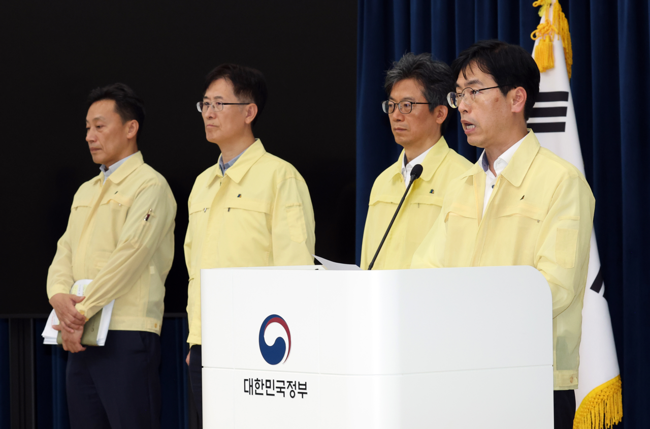 Interior Vice Minister Kim Min-jae (right) speaks at a press briefing on follow-up measures to a fire at the National Information Resources Service in Daejeon, joined by Public Service Bureau Director General Lim Jae-gyu (left) at the Government Complex Sejong on Wednesday. (Yonhap)