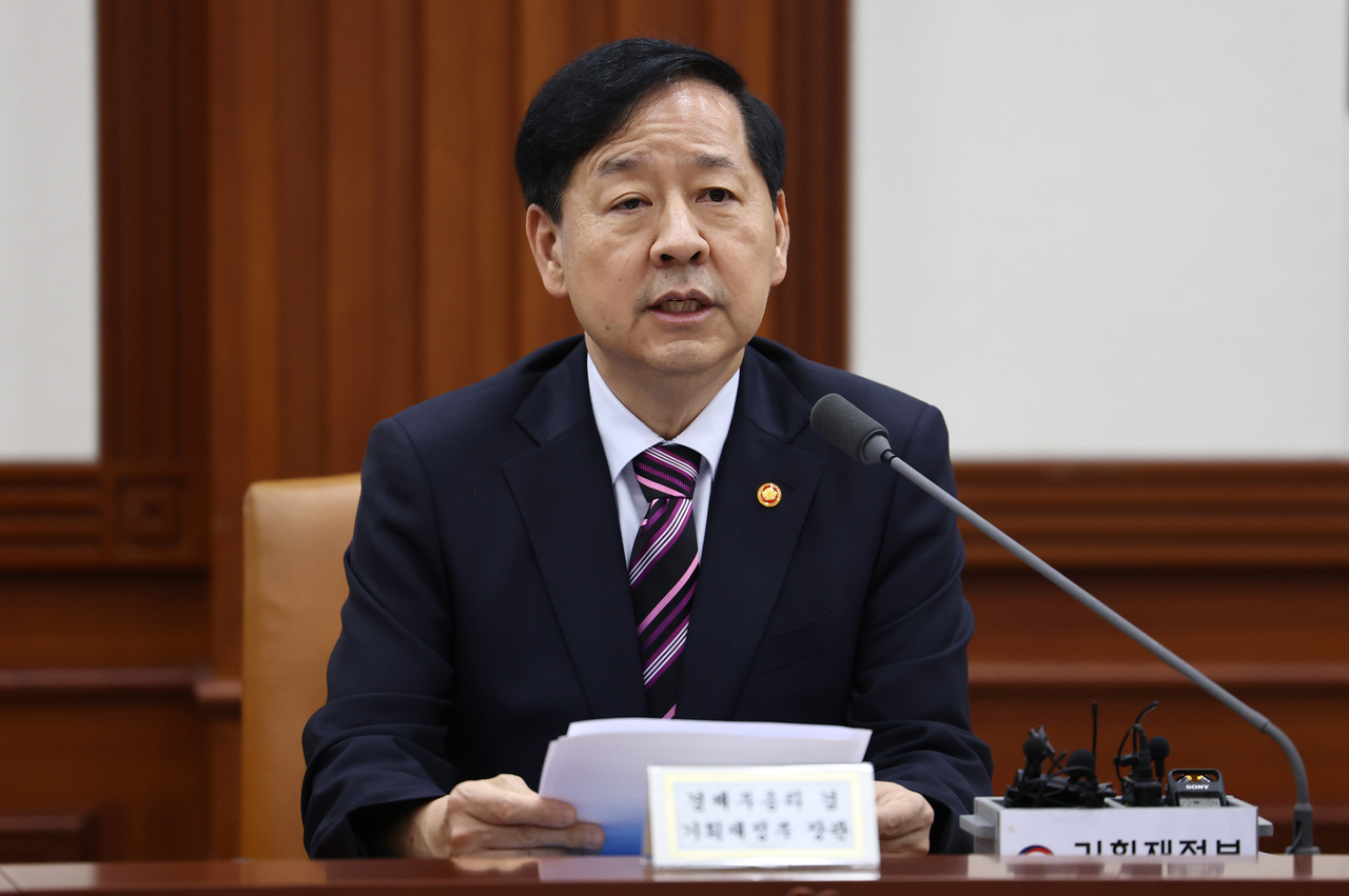 Finance Minister Koo Yun-cheol attends a meeting with economy-related ministers at the government complex in Seoul on Thursday. (Yonhap)