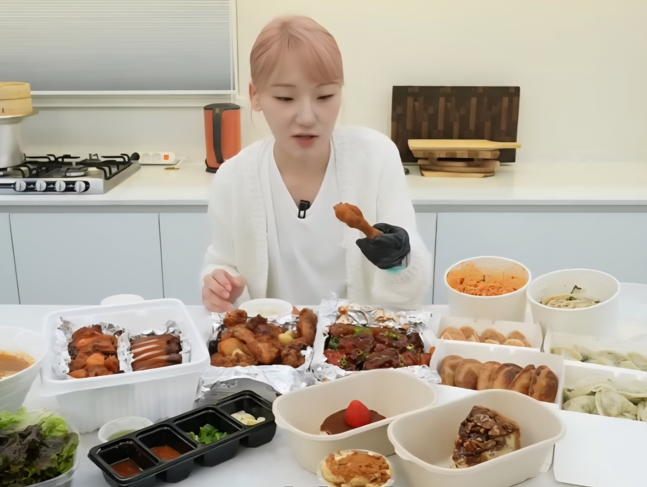 먹방 유튜버 히밥. 히밥은 한달 식비로 2000만원을 지출한다고 밝혀 화제가 됐다. [히밥 유튜브]