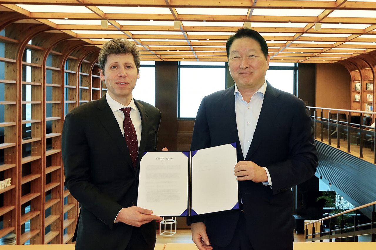 최태원(오른쪽) SK그룹 회장과 샘 올트먼(왼쪽) OpenAI 최고경영자(CEO)가 1일 서울 종로구 SK서린빌딩에서 만나 메모리 공급 의향서(Memory Supply LOI)와 서남권 AI DC 협력에 관한 양해각서(MOU)를 체결한 뒤 기념사진을 찍고 있다. [SK 제공]