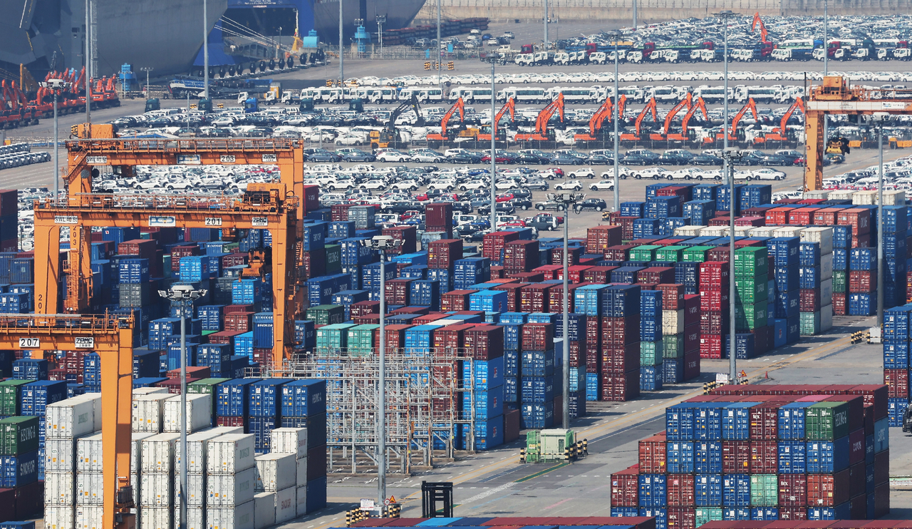 Stacked containers fill a port in the city of Pyeongtaek, Gyeonggi Province, on Oct. 1, 2025. (Yonhap)