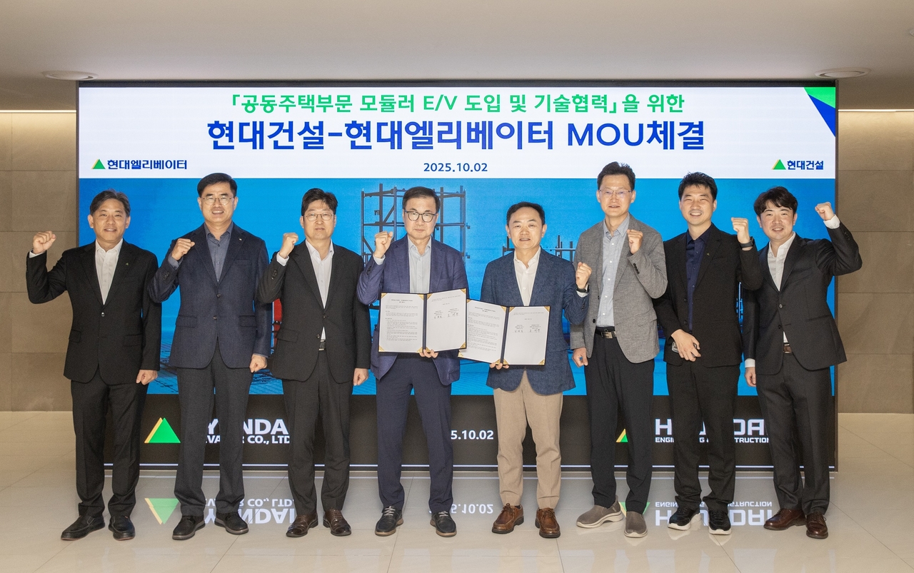 2일 서울 종로구 ddj 토토사이트 본사에서 윤정일 ddj 토토사이트 구매본부장(오른쪽에서 네번째)과 조재천 현대엘리베이터 대표이사(왼쪽에서 네 번째)를 비롯한 관계자들이 모듈러 E/V 도입 및 기술협력 업무협약을 체결한 후, 기념사진을 촬영하고 있다. [자료=ddj 토토사이트]