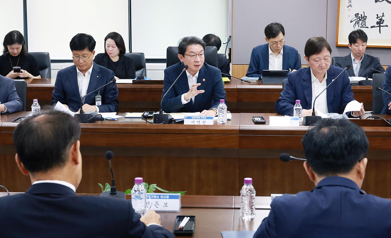이억원(가운데) 사설 토토사이트원장이 2일 정부서울청사에서 금융 유관기관 기관장 간담회를 주재하고 있다. 이 위원장은 최근 일련의 보안·전산 사고와 관련해 유사 사례방지를 위해 유관기관 스스로 금융 인프라를 제로베이스 관점에서 신속·철저히 점검하라고 지시했다. [사설 토토사이트 제공]