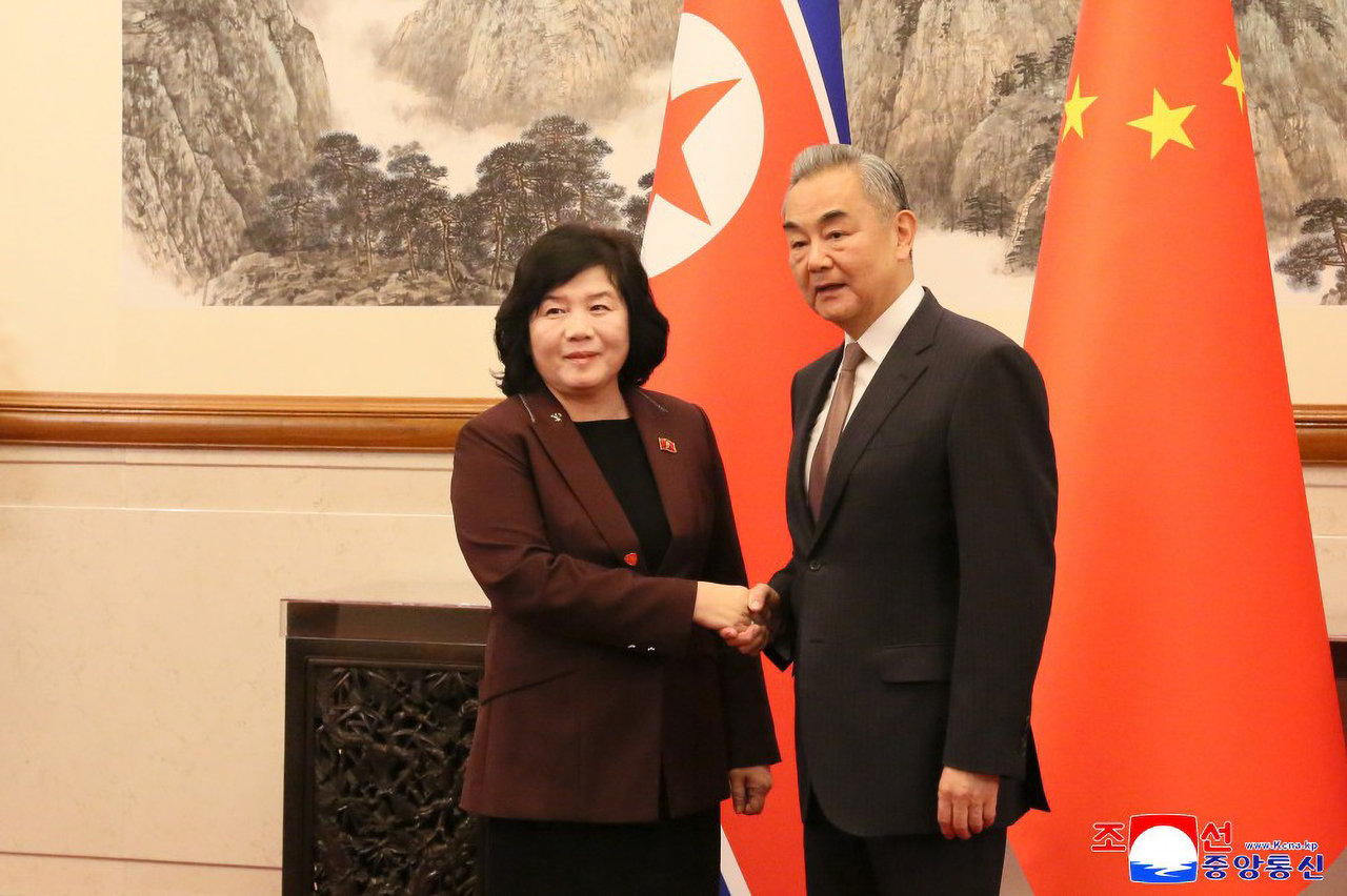 North Korean Foreign Minister Choe Son-hui (L) shakes hands with Chinese Foreign Minister Wang Yi as they meet for talks in Beijing on Sunday, in this photo carried by North Korea's official Korean Central News Agency the following day. (For Use Only in the Republic of Korea. No Redistribution) (Yonhap)