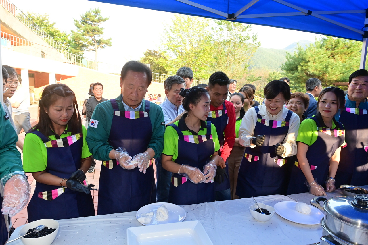송미령 농림축산식품부 장관이 봉화군 공공형 계절근로자 추석맞이 행사 징을 방문해  격려하고 있다.[봉화군 제공]