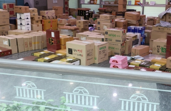 Gift boxes for Chuseok are piled up in the lobby of the National Assembly. (Yonhap)