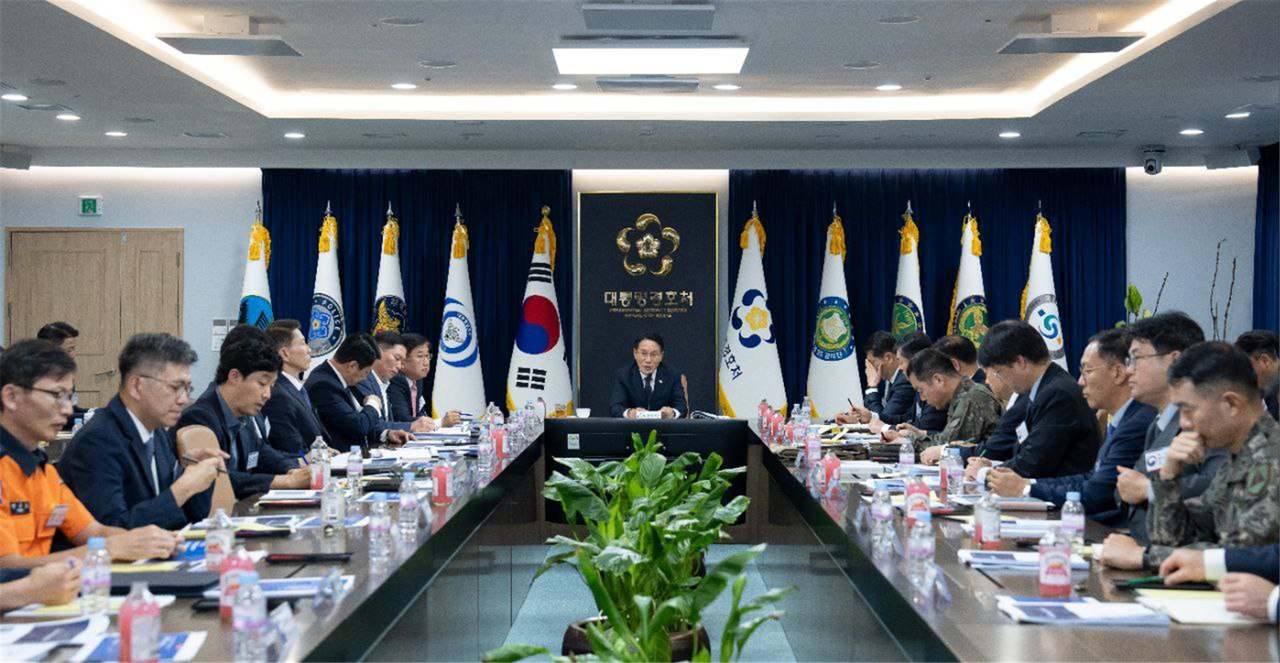The Presidential Security Service holds a meeting with government agencies and military units at the presidential office to review preparations for the Asia-Pacific Economic Cooperation summit in this photo provided by the PSS on Thursday. (PHOTO NOT FOR SALE) (Yonhap)