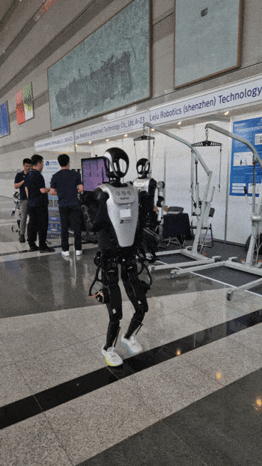 중국 러쥐 로보틱스(Leju Robotics)가 지난 1일 서울 삼성동 코엑스에서 열린 ‘휴머노이드 2025 콘퍼런스’에서 휴머노이드 달맞이 토토사이트 ‘콰보’를 시연하고 있다. 김현일 기자
