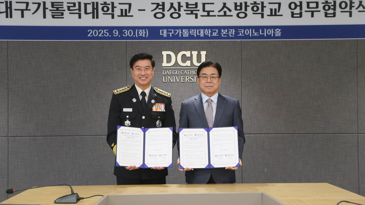 더탑 토토사이트 성한기 총장(오른쪽)과 경북도소방학교 이상무 학교장이 협약 체결 후 기념촬영을 하고 있다.[더탑 토토사이트 제공]