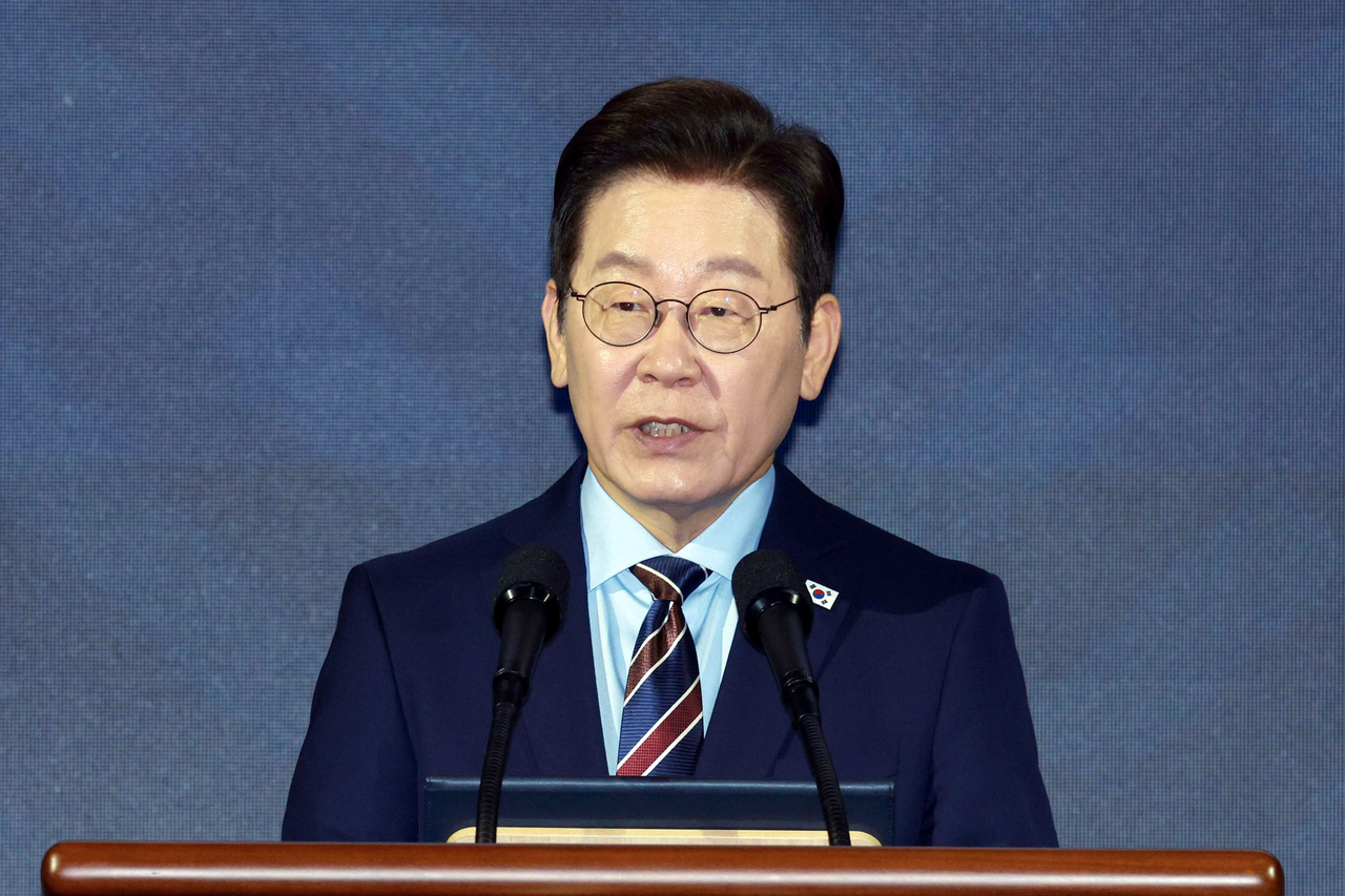 President Lee Jae Myung delivers an address to an event marking the 19th World Korean Day held at a hotel in Seoul on Thursday (Pool photo) (Yonhap)