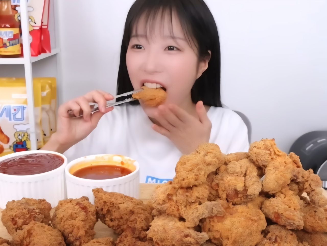 먹방 유튜버 쯔양은 1년에 토토사이트 라운더스 한개에 지출한 비용이 4300만원에 달한다고 밝혀 화제가 됐다. [쯔양 유튜브 갈무리]