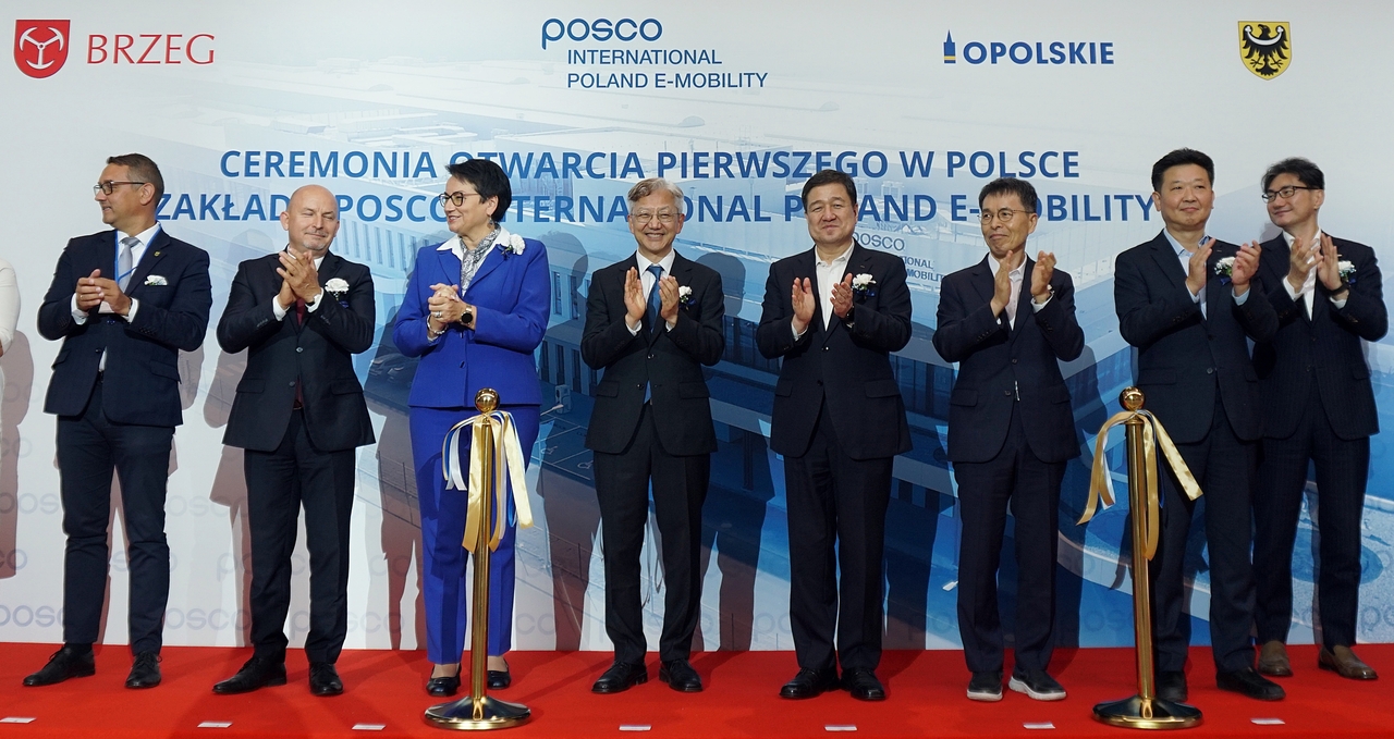 해외 토토사이트 운영내셔널은 1일(현지시간) 폴란드 오폴레(Opole)주 브제크(Brzeg)시에서 구동모터코아 준공식을 열었다고 밝혔다. 사진은 왼쪽 세 번째부터 모니카 유렉(Monika Jurek) 오폴레주 주지사, 태준열 주폴란드 대사, 이계인 해외 토토사이트 운영내셔널 사장, 김성연 포스코 연구원장. [해외 토토사이트 운영내셔널 제공]