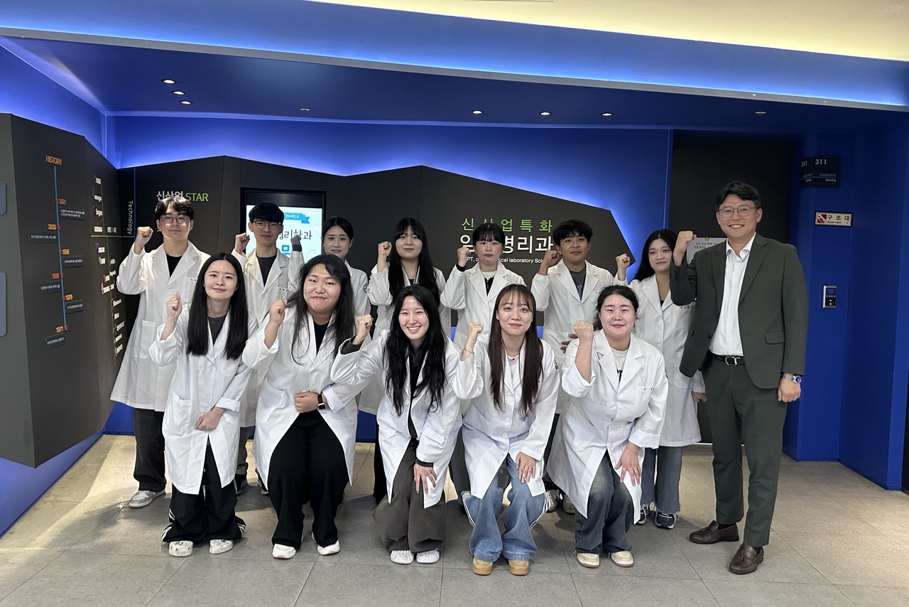 1일 대학 연마관에서 2025년도 토토사이트 하피 2급 인증시험에 합격한 임상병리학과 재학생들이 정세훈 교수와 함께 기념촬영을 하고 있다.[대구보건대 제공]