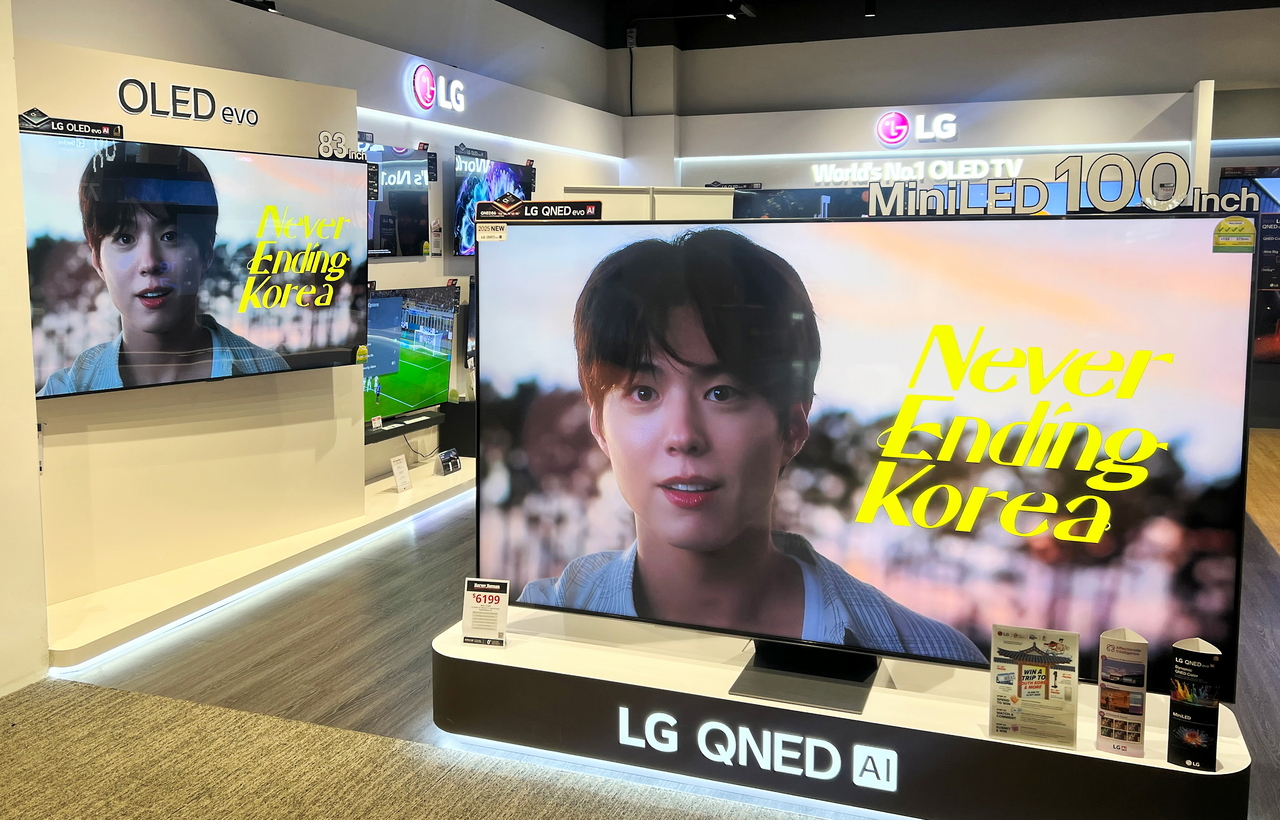LG전자 싱가포르 매장에서 한국토토사이트 드래곤 먹튀 해외홍보 영상이 송출되고 있다.