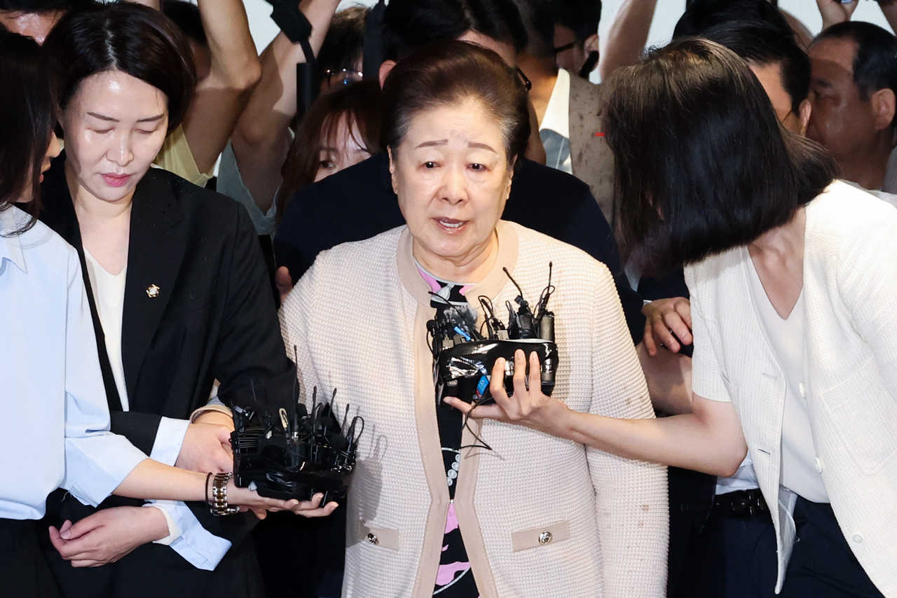 Han Hak-ja, president of the Unification Church, voluntarily appears at the special prosecutor’s office in Gwanghwamun, Seoul, on Sept.17. (Yonhap)
