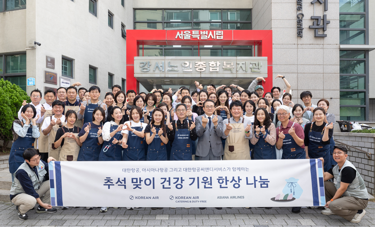 지상휘 토토사이트 벤틀리 사회봉사단 운영위원장(앞줄 오른쪽에서 여섯 번째), 임무영 강서노인종합복지관장(오른쪽에서 다섯 번째), 이성원 토토사이트 벤틀리씨앤디서비스 상무(오른쪽에서 네 번째)를 비롯해 봉사활동에 참여한 토토사이트 벤틀리-아시아나항공 양사 임직원들이 기념 촬영을 하고 있다. [토토사이트 벤틀리 제공]