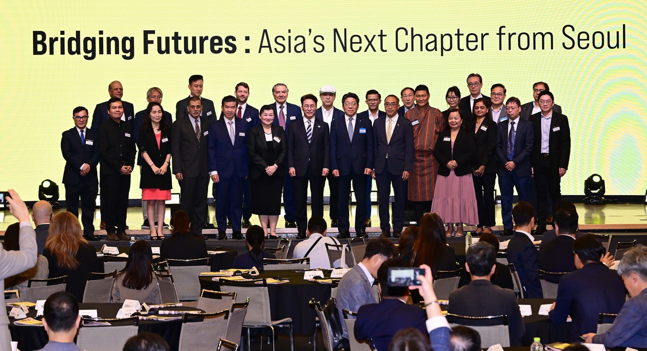 Prime Minister Kim Min-seok (seventh from left, front row), Herald Media Group CEO Choi Jin-young (eighth from left, front row), Ambassador of Thailand to Korea Tanee Sangrat (ninth from left, front row), Chair and CEO of the American Chamber of Commerce in Korea James Kim (fifth from left, first row) and Esther Ng (sixth from left, front row), ANN chair and chief content officer at The Star, as well as board members of the Asian News Network pose for a group photo at The Korea Herald 2025 HIT Forum at the Korea Chamber of Commerce and Industry in Seoul on Thursday.  Others in attendance were (first row from left): Ly Tayseng, publisher & CEO of The Phnom Penh Post; Taufiq Rahman, chief editor at The Jakarta Post; Park Hyun-nam, chairperson of Korea-German Chamber of Commerce and Industry; Ravindra Kumar, editor and managing director at The Statesman; Juliet Javellana, associate publisher at Philippine Daily Inquirer; Shefali Rekhi, ANN director and ANN editor at The Straits Times; Nguyen Minh, editor in chief at Viet Nam News; Ong Poh Kem, executive editor at Sin Chew Daily. Second row from left: Zaffar Abbas, editor at Dawn; Takeshi Kuroiwa, deputy editor at The Japan News; Glenn Chong, senior manager at KAS; Fabian Wagener, director of media program Asia at KAS; Mahfuz Anam, publisher at The Daily Star; Yang Sung-jin, editorial writer at The Korea Herald; Kyaw Zaw Linn, chief editor at Eleven Media; Pana Janviroj, ANN eminent member; Ugyen Penjor, CEO of Kuensel; Adiyasuren Rentsendorj, chief editor at GoGo Mongolia; Lee Chung-min, former ambassador for international security affairs of Korea; Kim Young-sang, CEO of The Korea Herald; Zakir Hussain, associate editor at The Straits Times.  (Lee Sang-sub/The Korea Herald)