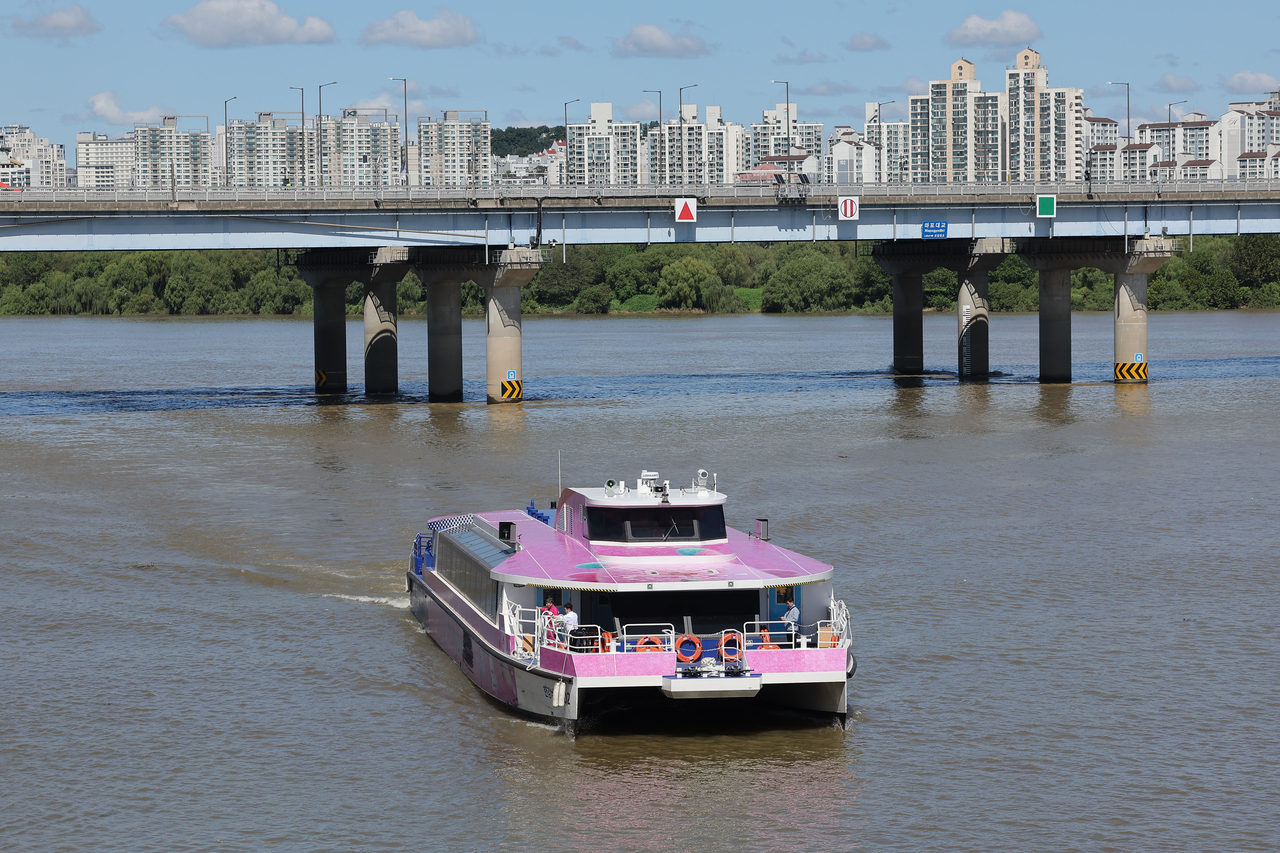 The Hangang Bus is seen heading toward the Yeouido Pier in Yeongdeungpo-gu, western Seoul on Sept. 21. (Yonhap)