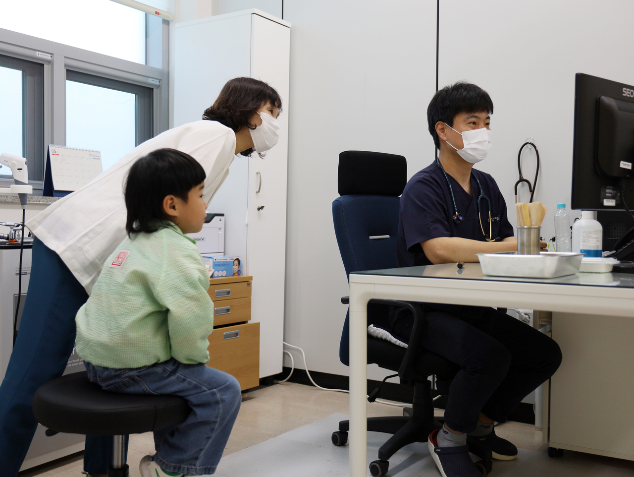 2일 오전 전남 곡성군 보건마스터 토토사이트원에 지역 최초로 상주 전문의가 진료하는 소아과가 개소해 아이들이 진료받고 있다. [연합]