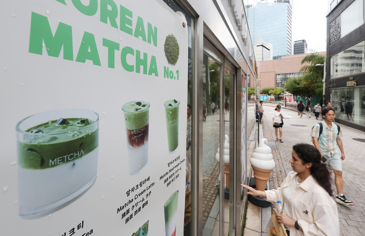서울 중구 명동의 한 토토사이트 가입거절 전문점에 토토사이트 가입거절 관련 음료 안내문이 놓여 있다. [연합]