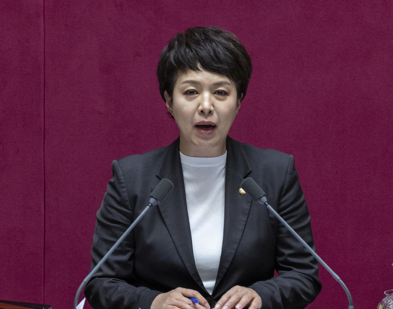 지난달 28일 국회 본회의에 ‘국회에서의 증언·감정 등에 관한 법률 일부개정법률안에 대한 수정안’이 상정된 뒤, 김은혜 국민의힘 의원이 이 법안에 대한 필리버스터(무제한 토론)을 시작하고 있다. [연합]