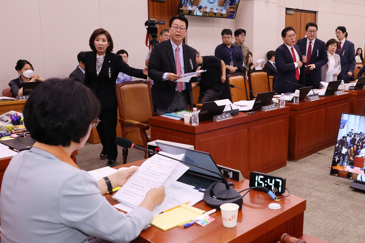 지난달 30일 국회 법제사법위원회 전체회의에서 더불어민주당 소속 추미애 위원장이 대법원에 대한 현장검증 실시계획서 채택의 건을 의결하려 하자 이에 반대하는 나경원 의원 등 국민의힘 위원들이 항의하며 회의장을 나가고 있다. [연합]