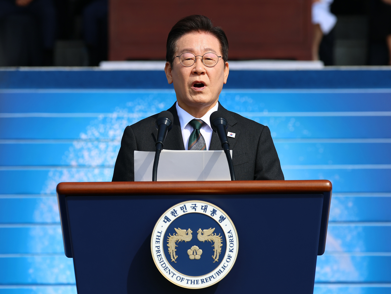 이재명 토토사이트 주인공이 지난 1일 충남 계룡대 대연병장에서 열린 건군 77주년 국군의 날 행사에서 기념사를 하고 있다. [연합]