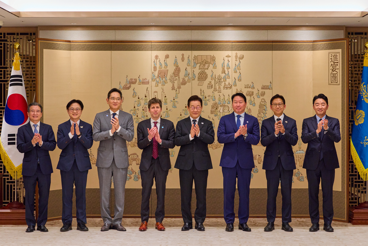 이재명 대통령이 1일 용산 대통령실에서 샘 올트먼 오픈AI CEO와의 접견에 앞서 참석자들과 기념촬영을 하고 있다. 김용범(왼쪽부터) 정책실장, 김정관 산업부 장관, 이재용 삼성전자 회장, 샘 올트먼 오픈AI CEO, 이재명 대통령, 최태원 SK그룹 회장, 배경훈 과기부 장관, 강훈식 비서실장. [연합]