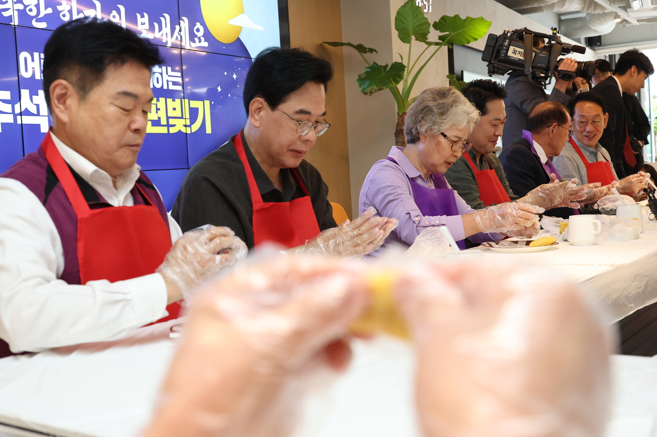 정청래 더불어토토사이트 포스당 대표가 추석 연휴를 하루 앞둔 2일 서울 여의도 국회에서 최고위원회에서 발언하고 있다(위쪽 사진). 같은 날 장동혁 국민의힘 대표 등 지도부가 서울 동대문구 동백꽃 노인복지관에서 어르신과 송편을 빚고 있다.  [연합]