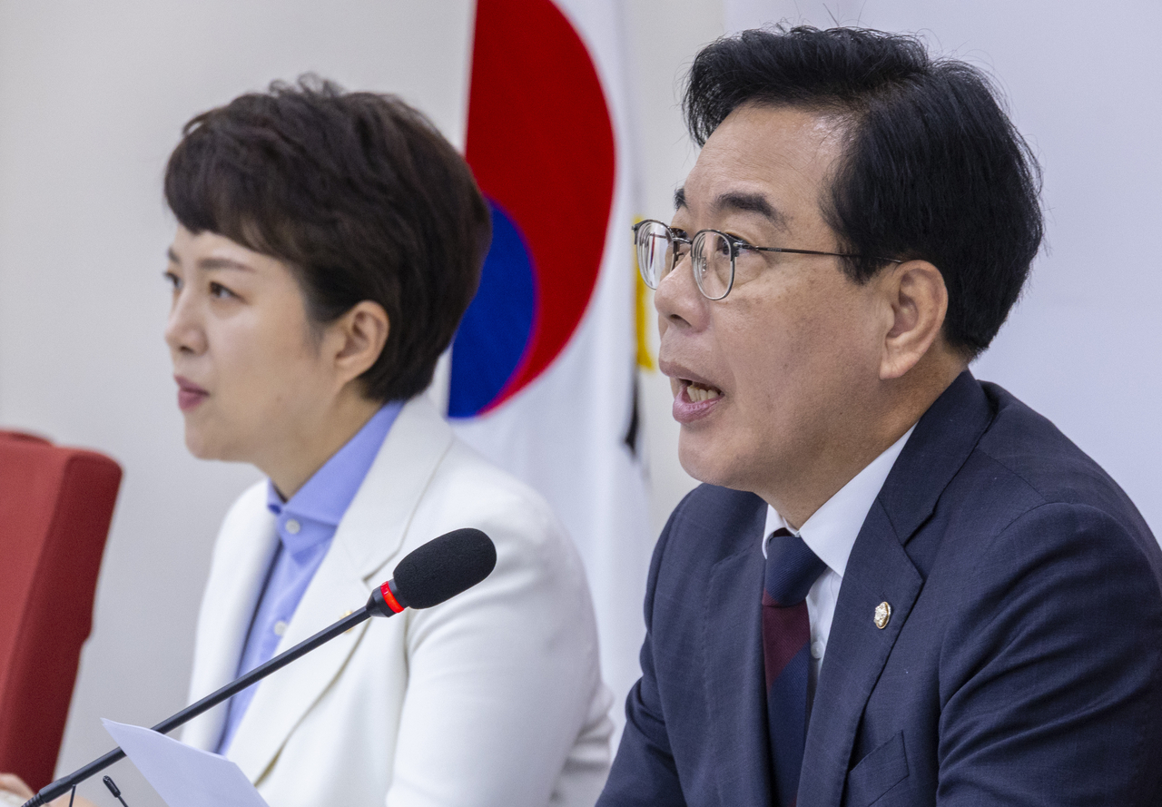 송언석(오른쪽) 국민의힘 원내대표가 토토사이트 무소유 연휴 시작을 앞둔 2일 국회에서 열린 기자간담회에서 발언하고 있다. [연합]