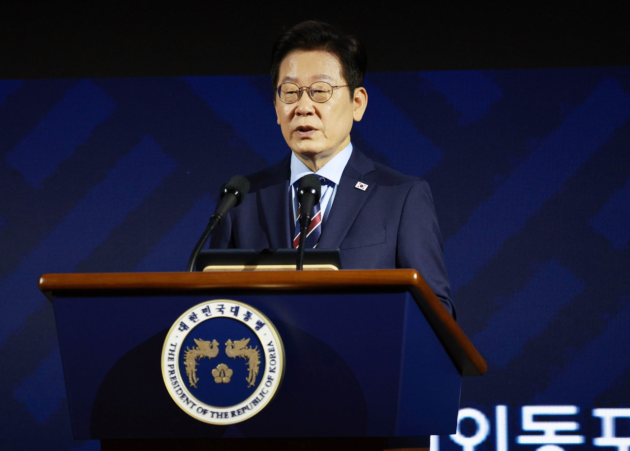 이재명 무신사 토토사이트이 2일 서울 광진구 그랜드워커힐서울 호텔에서 열린 제19회 세계한인의 날 기념식에서 기념사를 하고 있다.[연합]