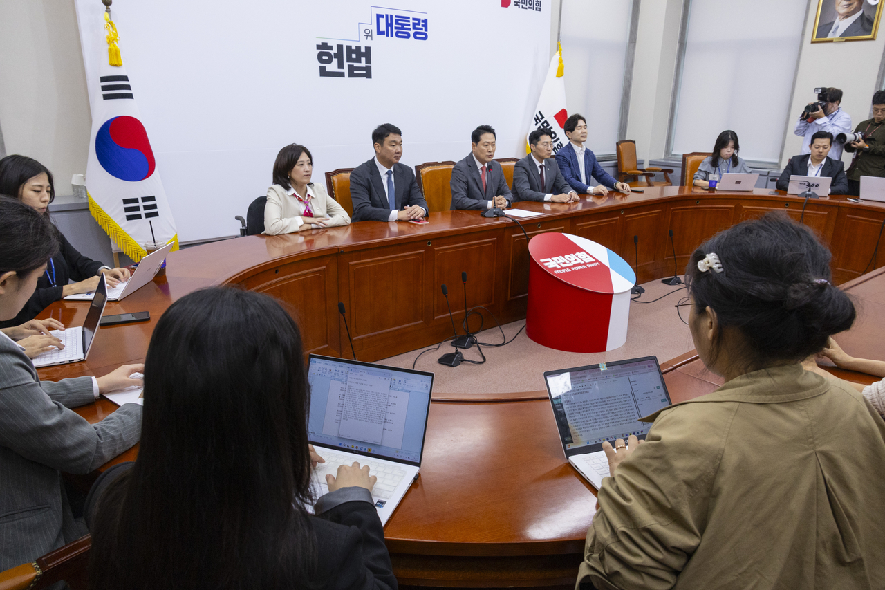 장동혁 국민의힘 대표가 2일 국회에서 추석 연휴를 앞두고 가진 기자간담회에서 발언하고 있다. [연합]