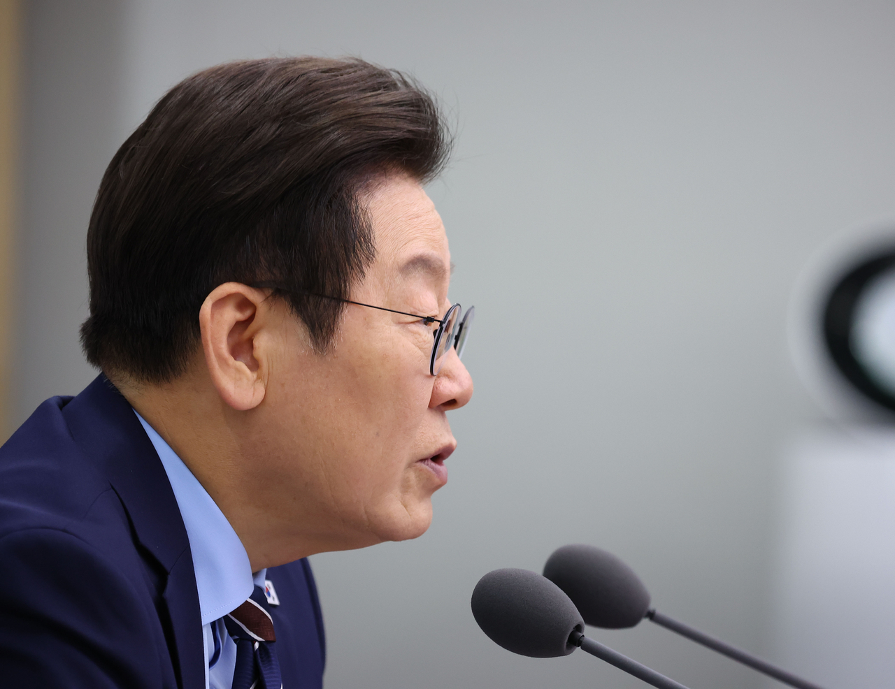PResident Lee Jae Myung presides over a meeting with his aides in his office in Seoul Thursday. (Yonhap)