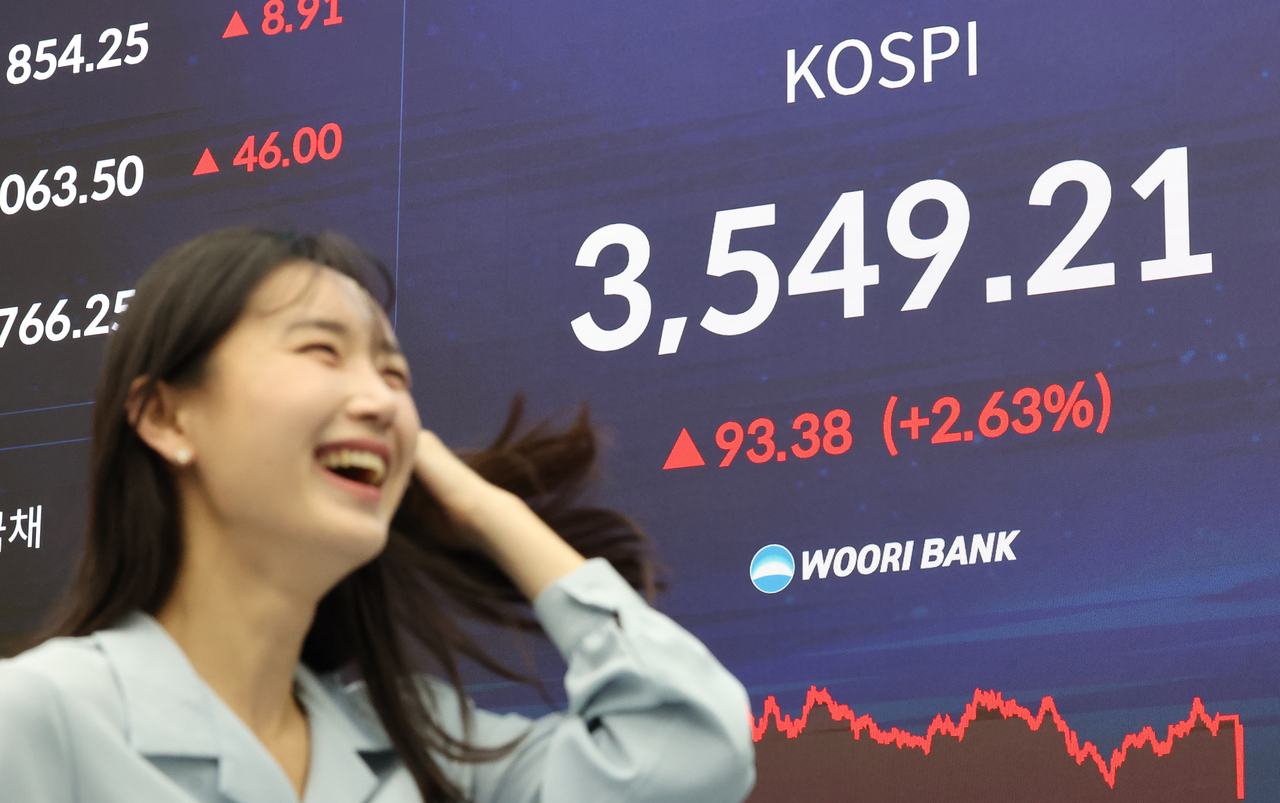 코스피가 사상 처음 3500선을 돌파하며 종가 기준 역대 최고치인 3549.21로 마감한 2일 오후 서울 중구 우리은행 딜링룸에서 관계자가 업무를 보고 있다. [연합]