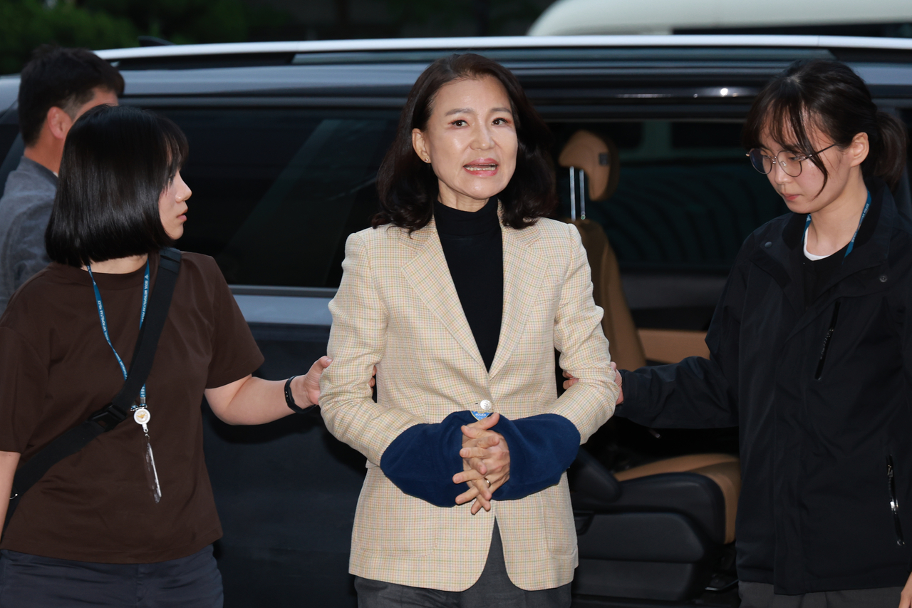 국가공무원법 및 공직선거법 위반 등의 혐의로 와이즈 토토된 이진숙 전 방송통신위원장이 2일 서울 영등포경찰서로 압송되고 있다. [연합]