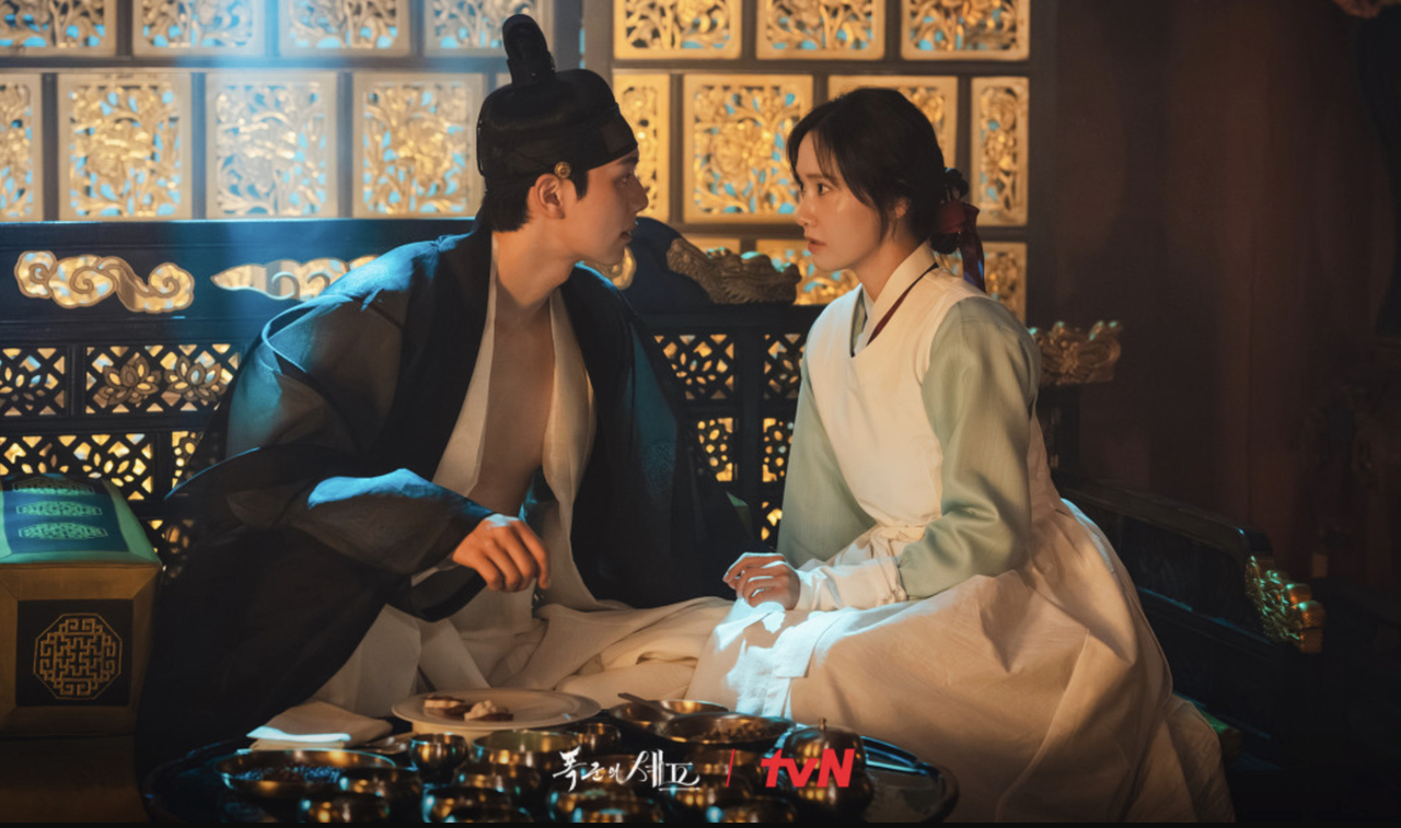 tvN 토일드라마 ‘폭군의 셰프’가 국내외에서 주목받은 가운데 지난달 28일 화려한 종영을 했다. 드라마에서 각각 연희군 이헌과 ‘대령숙수’ 셰프 연지영을 맡은 배우 hulk 토토사이트(왼쪽)과 임윤아가 열연하고 있다.   [tvN 제공]