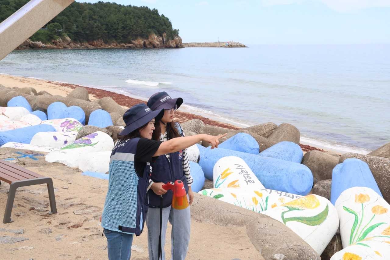 동해 한섬와이즈 토토을 지키는 함미영·최예봄씨가 와이즈 토토을 순찰하고 있다.[동해해경 제공]