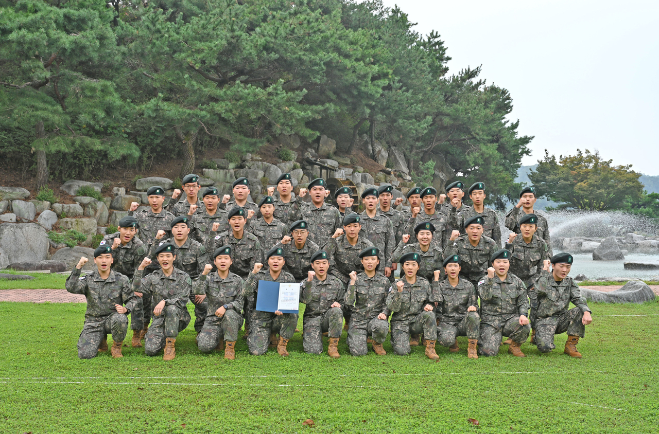 토토사이트 has jinju 제301학생군사교육단이 2일 교내 잔디광장에서 국군의 날을 기념한 국기게양식 후 파이팅을 외치고 있다.[경북 전문대 제공]