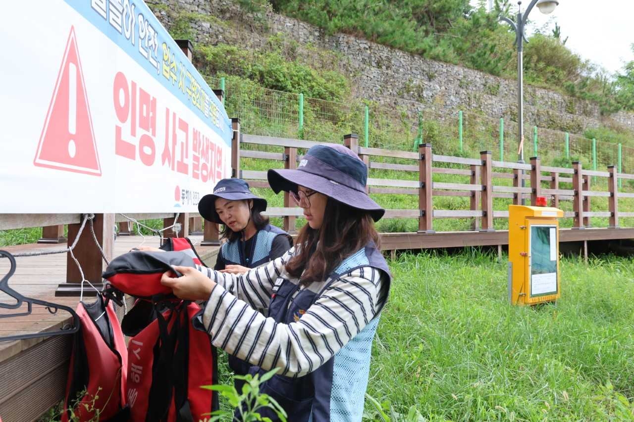 동해 한섬와이즈 토토을 지키는 함미영·최예봄씨가 와이즈 토토을 순찰하고 있다.[동해해경 제공]