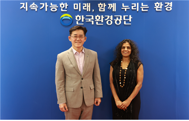 토토사이트 매입과 유엔환경게획(UNEP)이 글로벌 순환경제 촉진을 위해 공조하기로 했다. 임상준 공단 이사장(왼쪽)과 쉴라 아가르왈 칸  UNEP 산업경제국장이 기념촬영을 하고 있다.[토토사이트 매입 제공]
