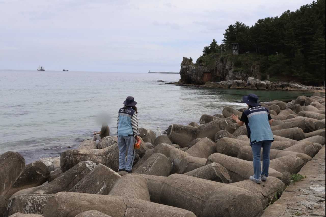 동해 한섬와이즈 토토을 지키는 함미영·최예봄씨가 와이즈 토토을 순찰하고 있다.[동해해경 제공]